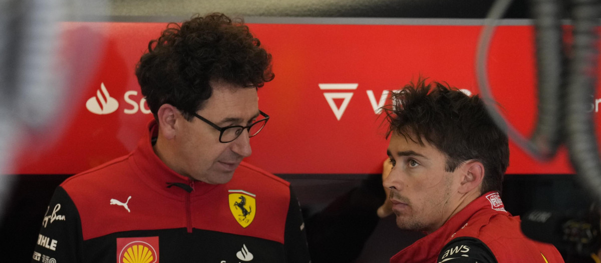 Mattia Binotto, jefe del equipo Ferrari, tranquiliza a Leclerc tras la carrera en Silverstone