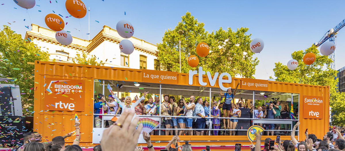RTVE gastó más de 17.000 euros en alquilar el camión que utilizó como carroza en la manifestación del Orgullo