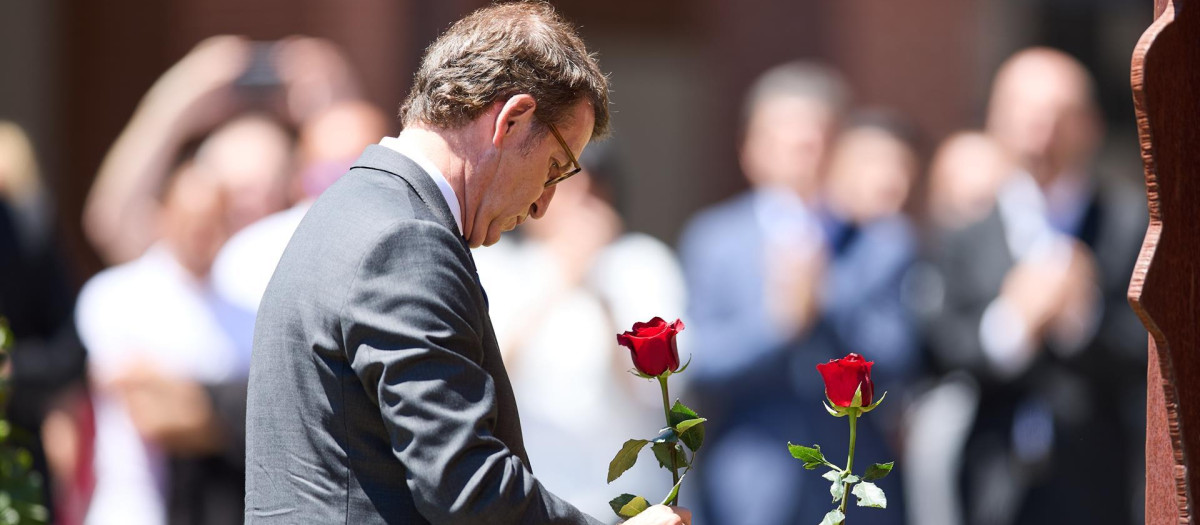El presidente del PP, Alberto Núñez Feijóo, deposita una rosa durante el homenaje a Miguel Ángel Blanco, el 10 de julio de 2022, en Ermua, Vizcaya