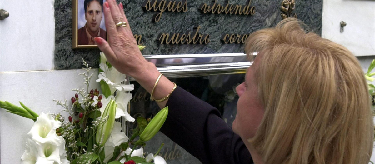 La madre de Miguel Angel Blanco, Consuelo Garrido, hace veinte años, a su llegada al cementerio de Ermua para participar en un acto con motivo del tercer aniversario de su asesinato
