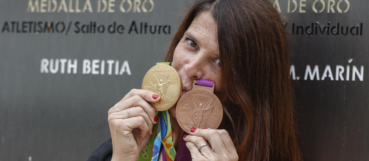 Ruth Beitia luce con orgullo sus dos medallas olímpicas: bronce en Londres, oro en Río