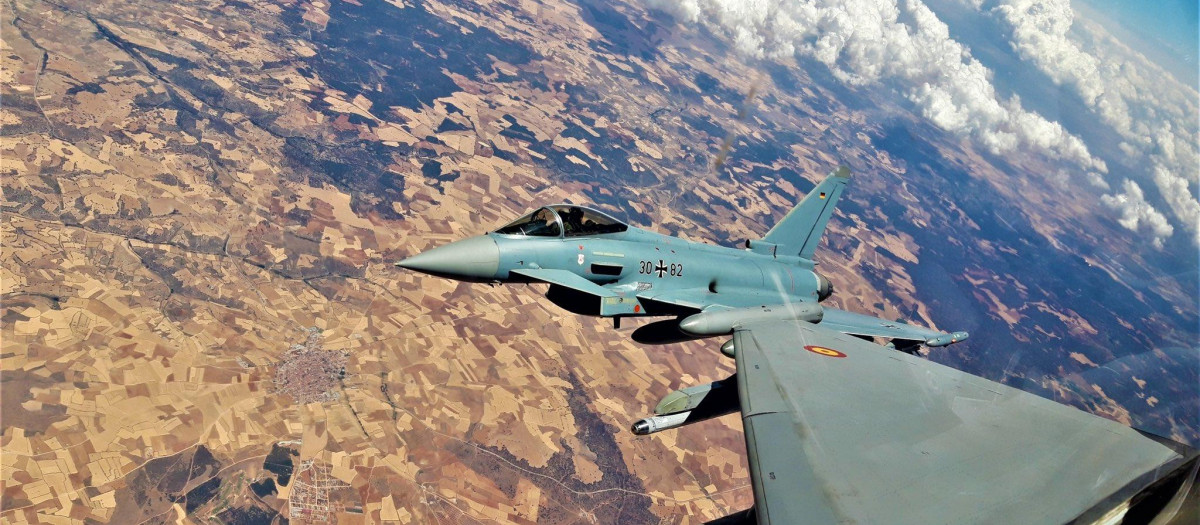 Un Eurofighter español y otro alemán hacen una maniobra preparatoria para la misión en Estonia