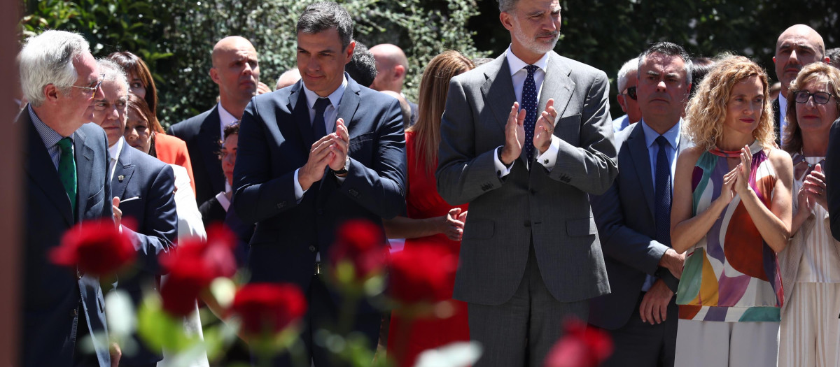 El Rey Felipe VI y Pedro Sánchez durante el homenaje en Ermua