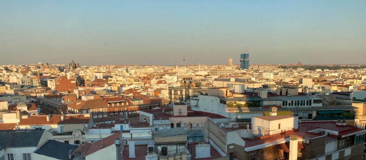 Madrid con la boina de contaminación de fondo