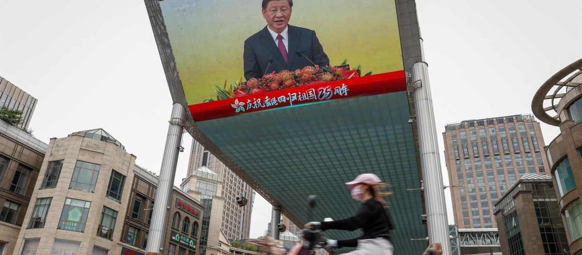 Una pantalla muestra al presidente chino, Xi Jinping, hablando durante la ceremonia de juramento del nuevo jefe ejecutivo de Hong Kong, John Lee, en Beijing, China, el 01 de julio de 2022