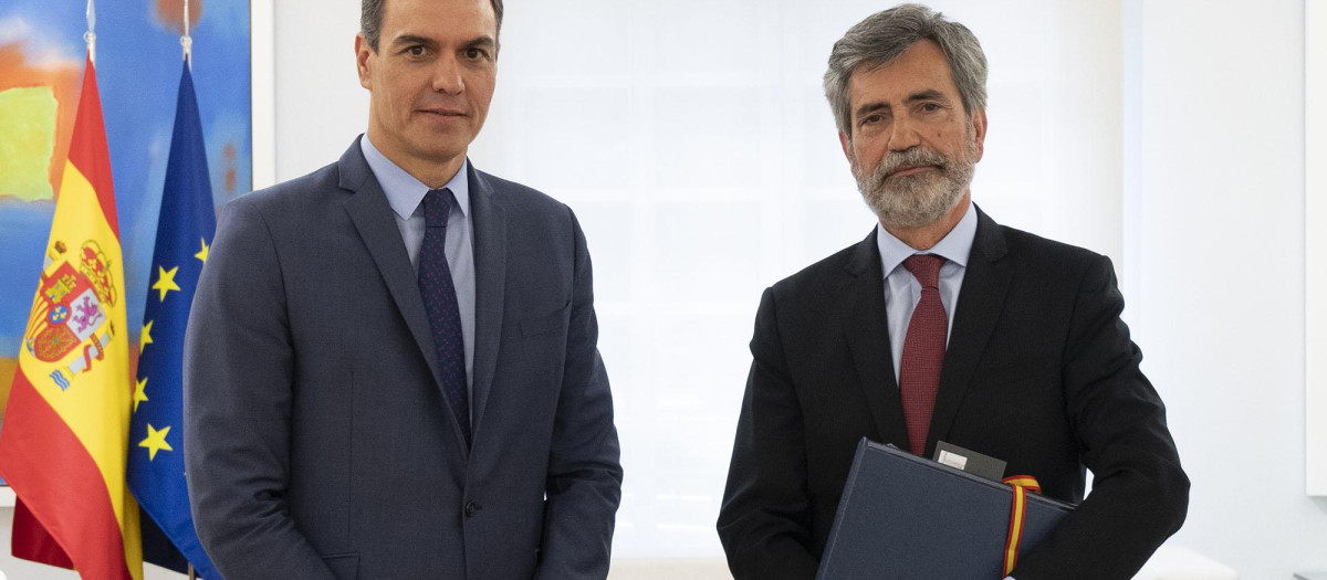 Pedro Sánchez, presidente del Gobierno, junto a Carlos Lesmes, presidente en funciones del CGPJ