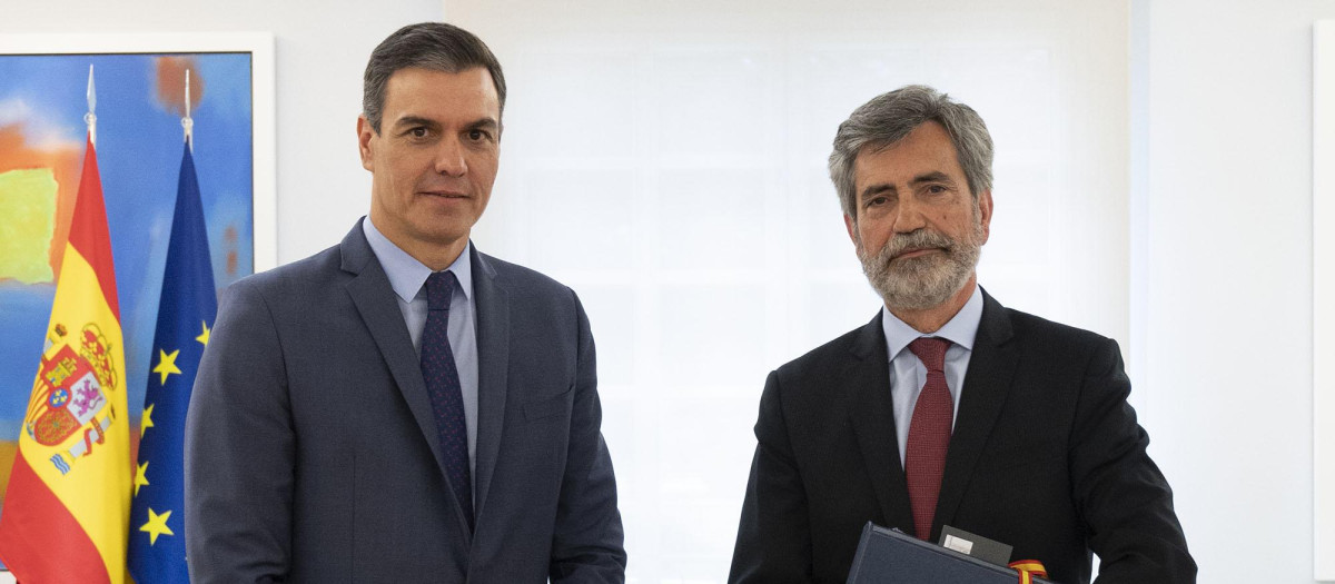 Pedro Sánchez, presidente del Gobierno, junto a Carlos Lesmes, presidente en funciones del CGPJ