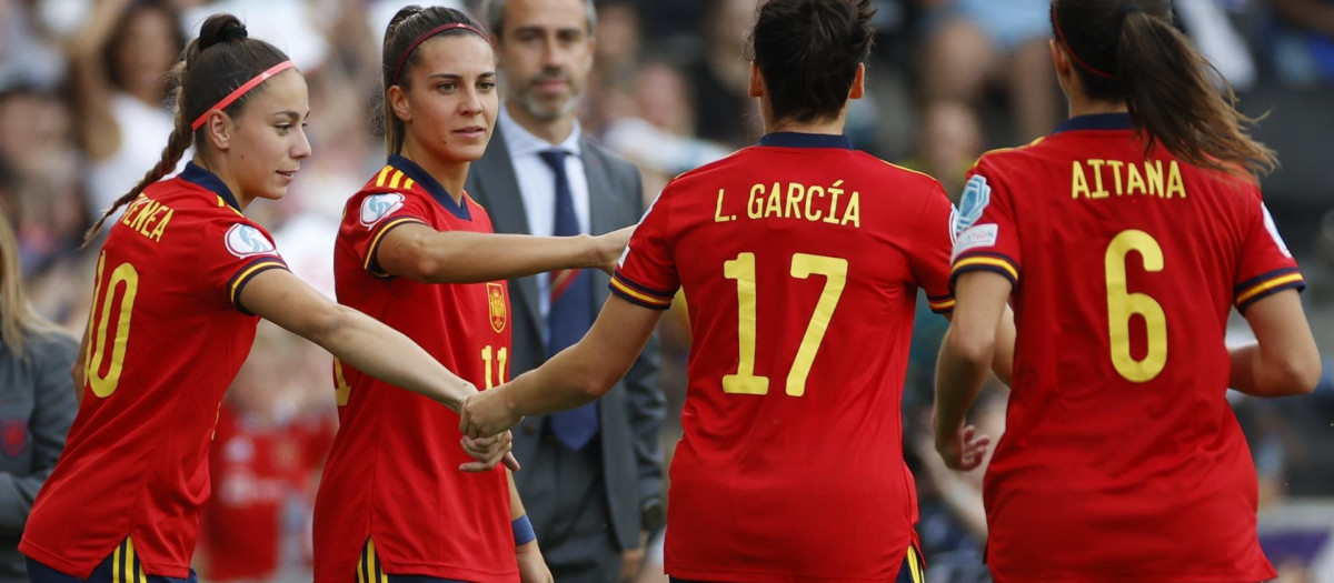 Jugadoras de la selección femenina española, con el entrenador Jorge Vilda