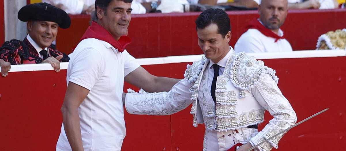 El diestro Daniel Luque y el extorero Jesulín de Ubrique antes de comenzar la lidia a su segundo toro de la tarde en Pamplona