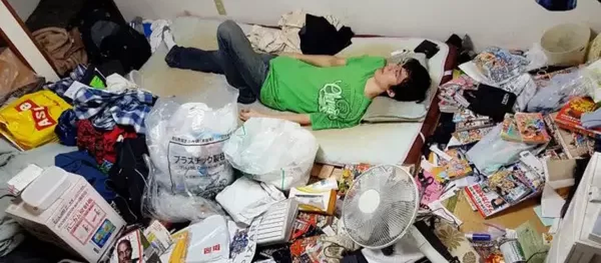 El síndrome de hikikomori lo padecen aquellas personas que no salen de su cuarto y cuya única conexión con la realidad es la televisión e internet