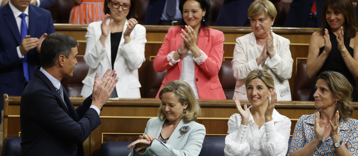 Pedro Sánchez aplaudido por las bancadas del PSOE y Unidas Podemos