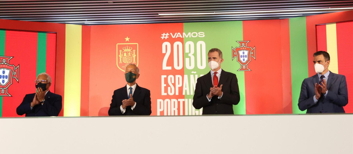 El Rey Felipe, junto al presidente de la República portuguesa, Marcelo Rebelo, y los dos presidentes del Gobierno de España y Portugal