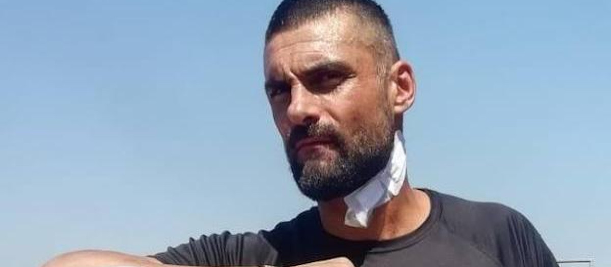 El coordinador de Vox, Víctor Parra, tras ser apuñalado