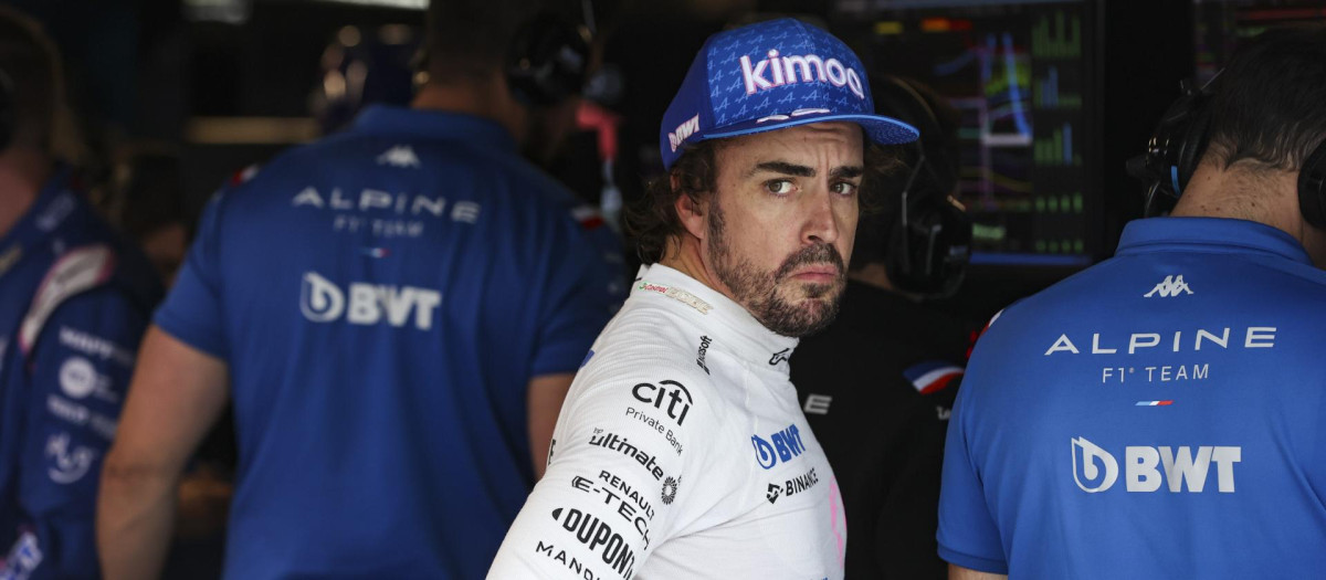 Fernando Alonso en su box en el GP de Canadá