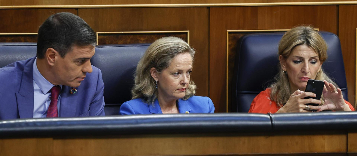 El presidente del Gobierno, Pedro Sánchez, junto a las vicepresidentas, Nadia Calviño y Yolanda Díaz