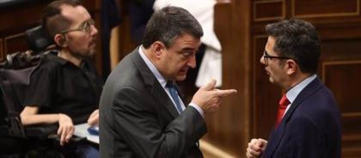 El portavoz del PNV, Aitor Esteban, y el ministro de Presidencia, Félix Bolaños