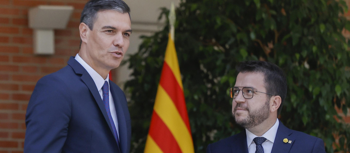 Pedro Sánchez y Pere Aragonès en las escalinatas de La Moncloa