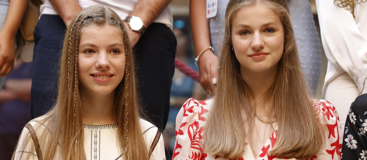 La infanta Sofía, junto a la princesa de Asturias Leonor, en una reciente visita a Gerona