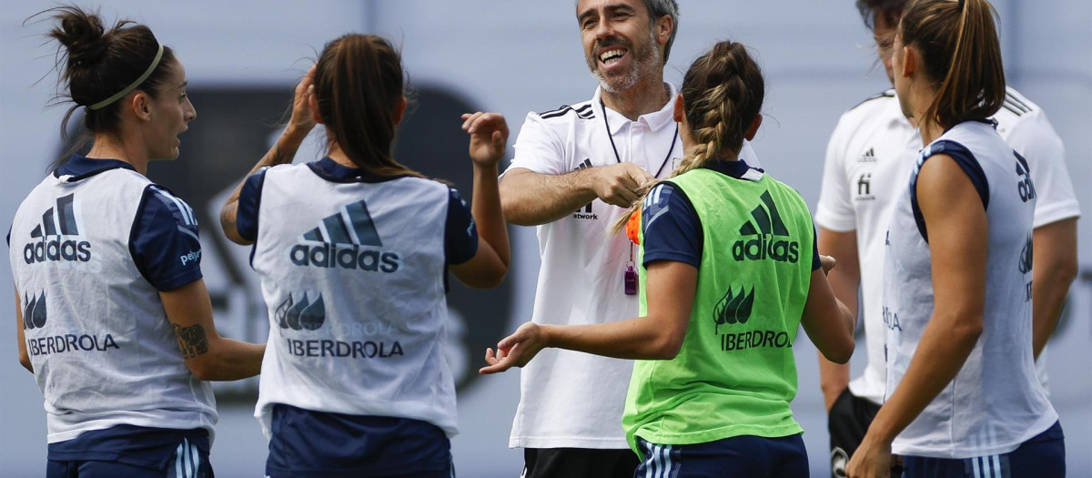 Jorge Vilda, seleccionador nacional, con algunas jugadoras en el entrenamiento