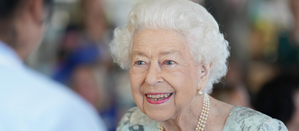 Isabel II sonríe durante una visita para inaugurar el nuevo edificio de Thames Hospice en Maidenhead, Berkshire