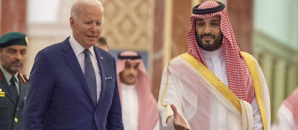 El presidente de los Estados Unidos, Joe Biden, junto con el príncipe Mohammed bin Salman bin Abdulaziz Al Saud