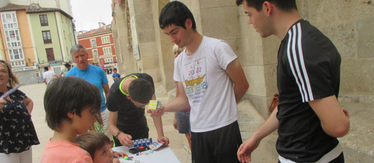 Integrantes de Virus Matemático (entre ellos Nicolás Atanes), durante una actividad divulgativa realizada en Burgos en junio