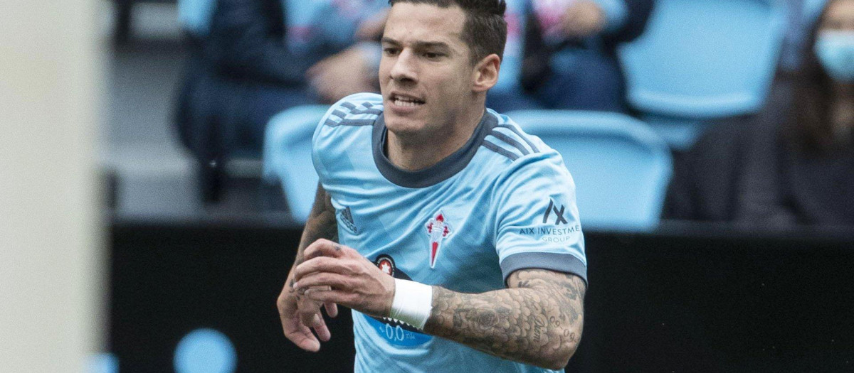 Santi Mina en un partido de la temporada pasada