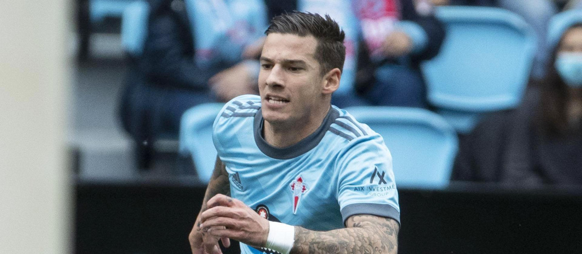 Santi Mina en un partido de la temporada pasada
