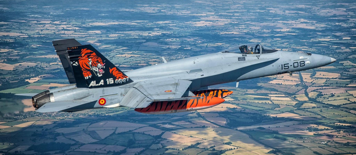 Un F-18 «tigre» del Ala 15 del Ejército del Aire vuela con destino a Reino Unido