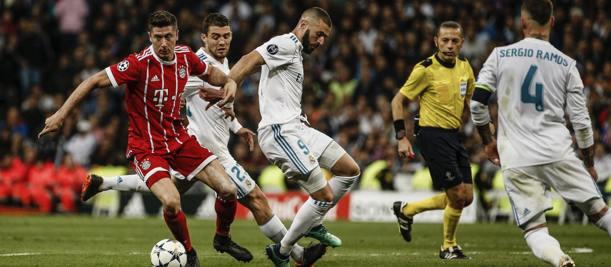 Robert Lewandowski y Karim Benzema durante un Real Madrid-Bayern en 2018