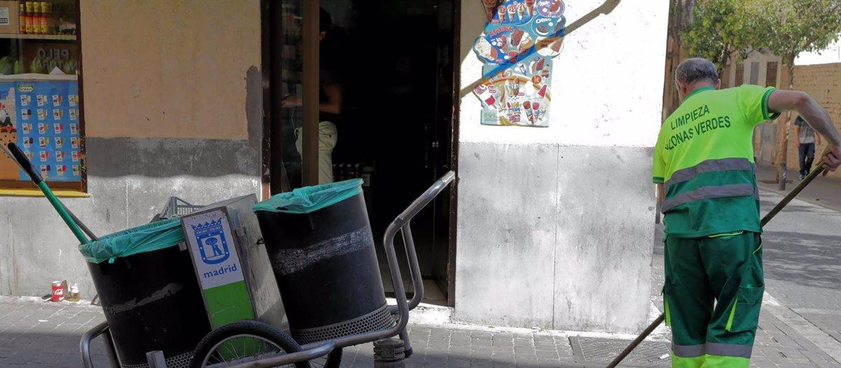 08/09/2019 Un barrendero del Ayuntamineto de Madrid, limpia en una calle del centro de la ciudad, junto a su carro de la limpieza.
POLITICA 
Jesús Hellín - Europa Press