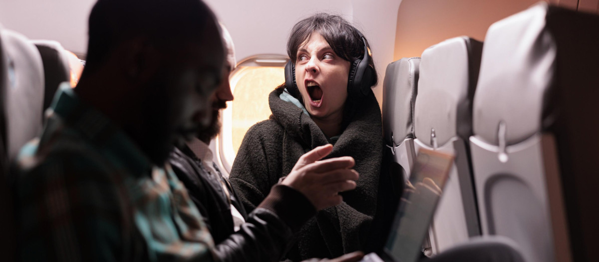 Una mujer a bordo con miedo al avión
