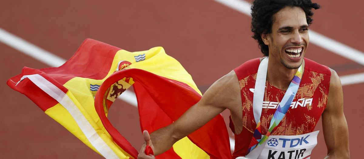 Mohamed Katir celebra con gran felicidad su medalla de bronce en el Mundial