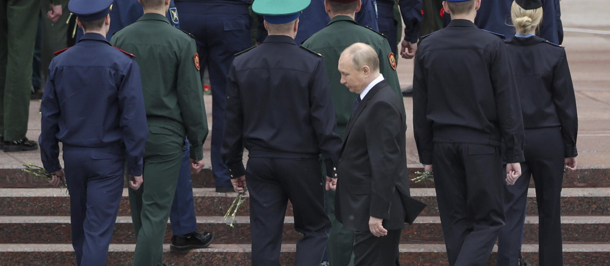 Putin, frente a la Tumba al Soldado Desconocido, en Moscú
