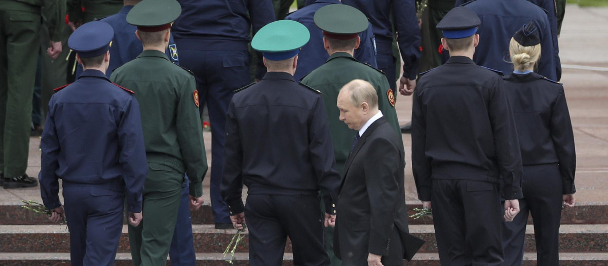 Putin, frente a la Tumba al Soldado Desconocido, en Moscú