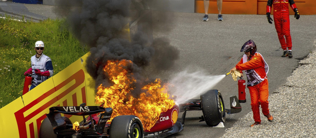 El Ferrari de Carlos Sainz, en llamas durante el GP de Austria 2022