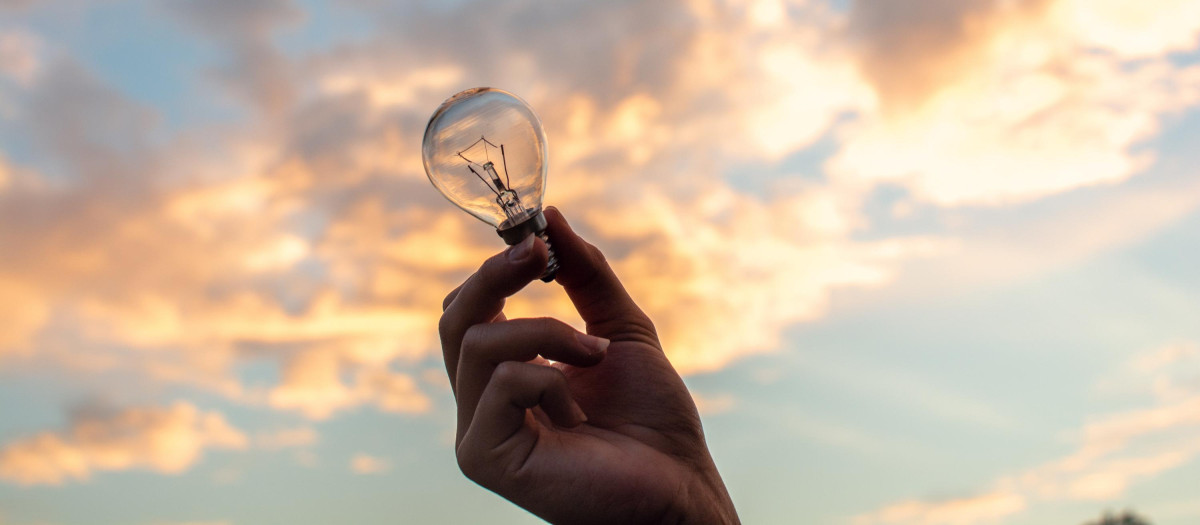 El precio de la luz sigue teniendo un coste medio superior a los 130 euros/MWh