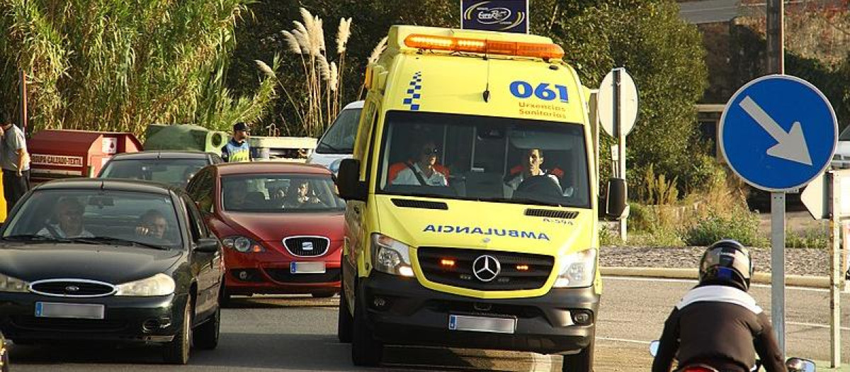 Ambulancia yendo a la zona del accidente