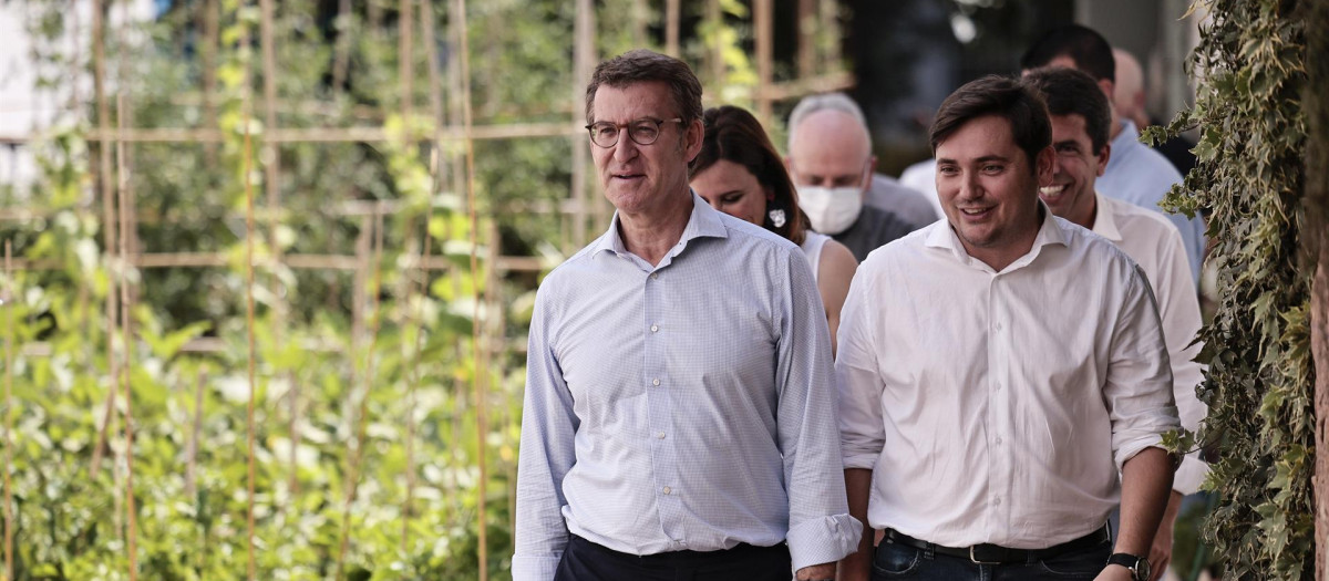 El presidente del Partido Popular, Alberto Núñez Feijóo, acompañado por el director de Caritas Valencia, Nacho Grande, ha visitado este jueves el Centro de integración sociolaboral Mambré para personas en situación o en riesgo de exclusión social