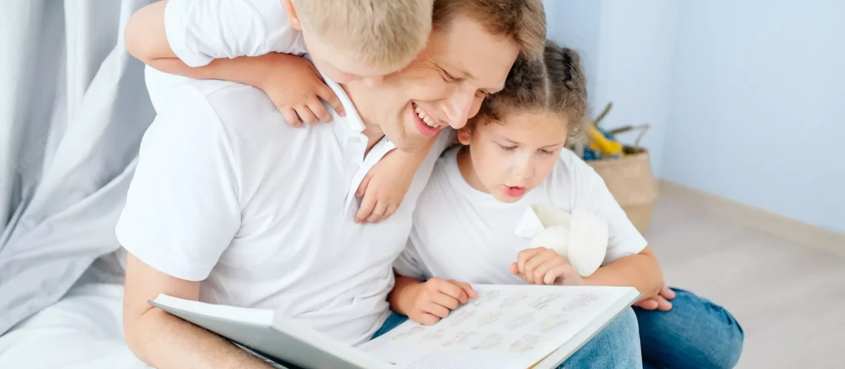 Niños leyendo con su padre