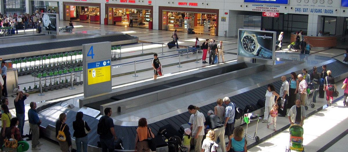 AEROPUERTO DE ANTALYA
EN LA IMAGEN TURISTAS ESPERANDO SUS MALETAS EN LA SALA DE EQUIPAJE
PIUS KOLLER / #38332.109# / Action Press / © KORPA
23/06/2005
ANTALYA *** Local Caption *** ACTION PRESS/KOLLER,PIUS #38332.109#
(23.06.2005) ANTALYA, TURKEY: TOURISTS WAITING FOR THEIR LUGGAGE AT THE AIRPORT