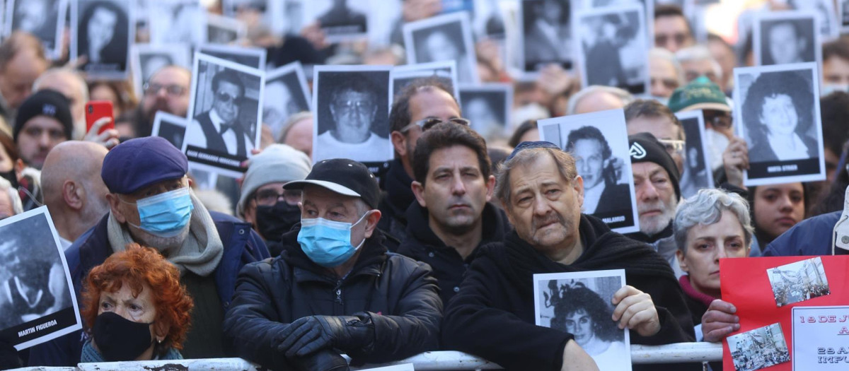 Manifestación en el 28 aniversario del atentado a las sedes de la AMIA y la DAIA