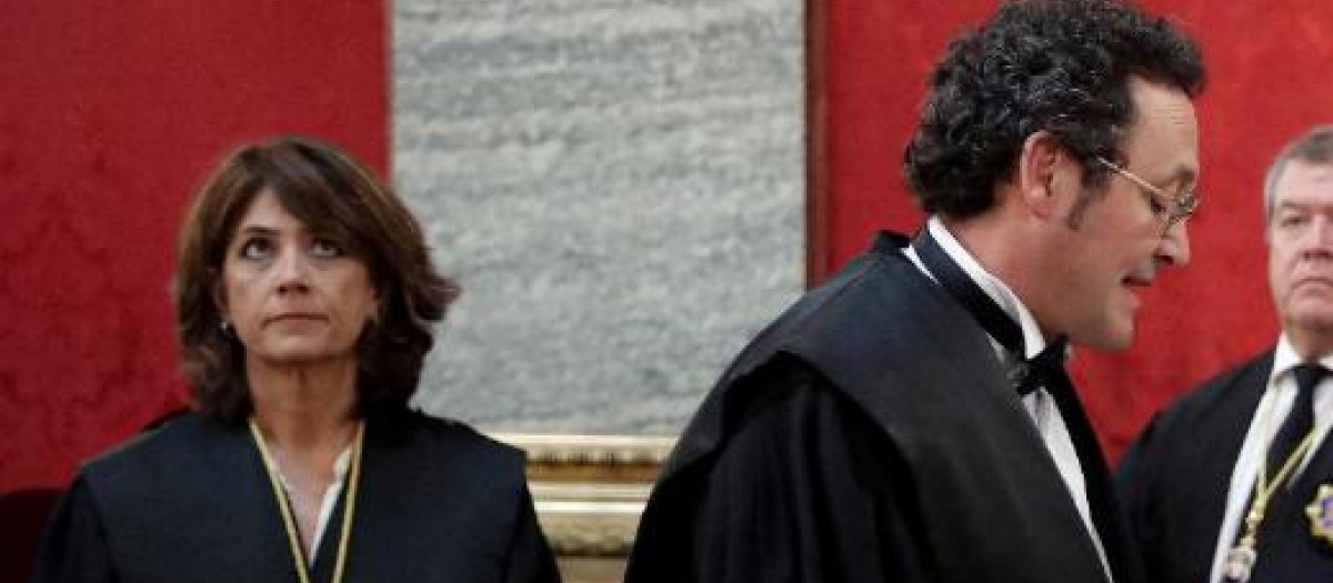 Dolores Delgado, la exfiscal general del Estado, con su sucesor Álvaro García Ortíz, en la sede del Tribunal Supremo