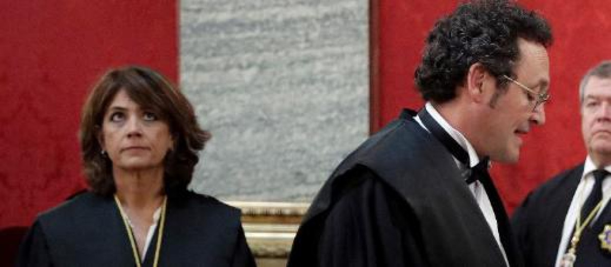 Dolores Delgado, la exfiscal general del Estado, con su sucesor Álvaro García Ortíz, en la sede del Tribunal Supremo