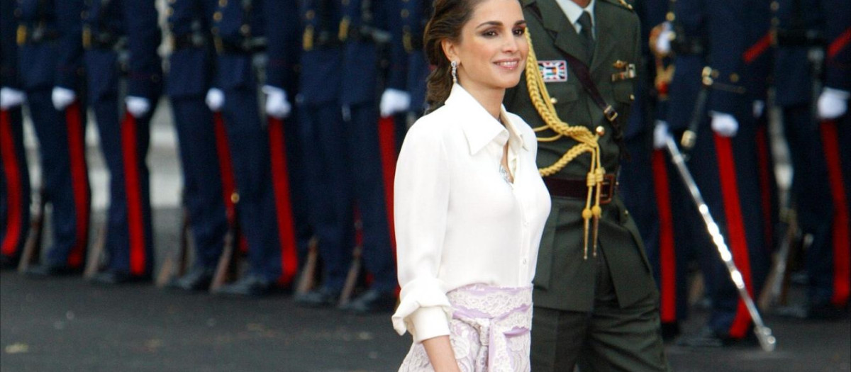 LA REINA RANIA DE JORDANIA ( VESTIDA DE GIVENCHY COUTURE ) EN LA BODA REAL DEL PRINCIPE FELIPE DE BORBON Y DOÑA LETIZIA ORTIZ ROCASOLANO ( PRINCIPES DE ASTURIAS ) CELEBRADA EN LA CATEDRAL DE LA ALMUDENA .
INVITADOS
©KORPA
22/05/2004
MADRID *** Local Caption *** REAL WEDDING OF THE PRINCIPE FELIPE OF BORBON AND DOÑA LETIZIA ORTIZ ROCASOLANO, PRINCIPES OF ASTURIAS, IN THE CATHEDRAL OF THE ALMUDENA
IN THIS PICTURE QUEEN RANIA OF JORDAN
