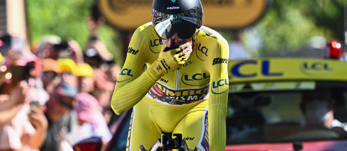 El momento en el que Vingegaard cruza la meta y se proclama ganador virtual del Tour