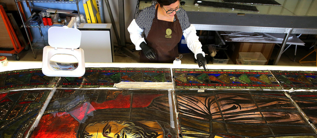Flavie Vincent-Petit trabaja en la restauración de las vidrieras de Notre-Dame