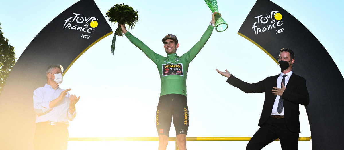 Wout Van Aert celebra ser el piloto más combativo, maillot verde del Tour de Francia
