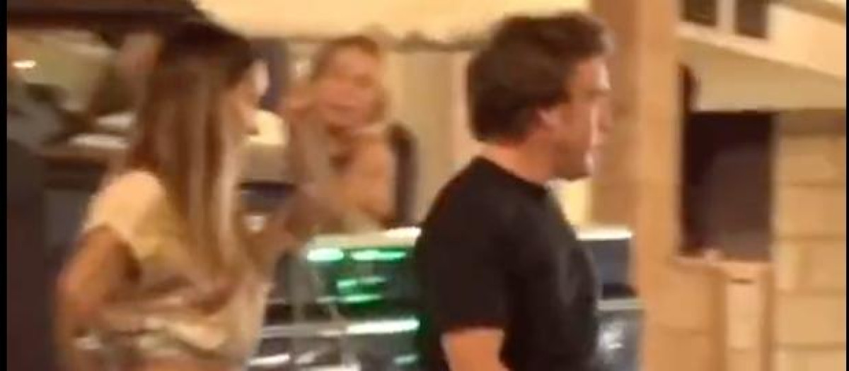 El Campeón del Mundo Fernando Alonso junto a su pareja a la salida del restaurante