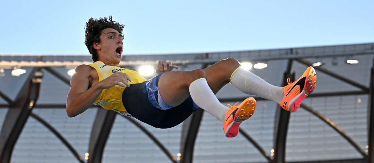 Armand Duplantis, en el momento del salto, ya histórico, superando los 6,21 metros